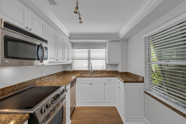 Building Photo - 900 NE 4th St