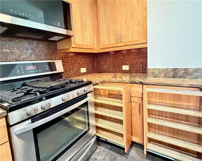 Building Photo - 3338 Peachtree Rd NE