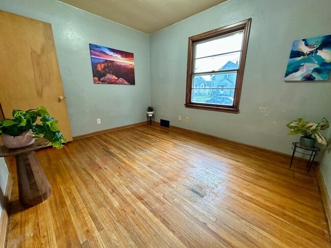 Building Photo - 3bed, 1 bath home for rent in Waterloo.