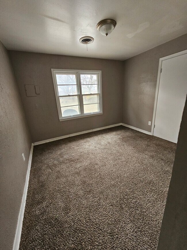 Building Photo - 4 Bedroom House Available now in Midwest City