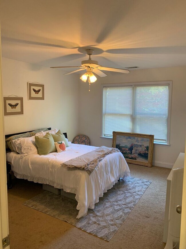 Building Photo - Four Bedroom Near Downtown Available for P...