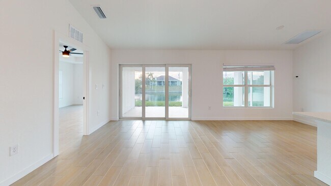 Building Photo - 2028 NE 6th Ave