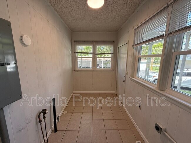 Building Photo - 703 E Unaka Ave