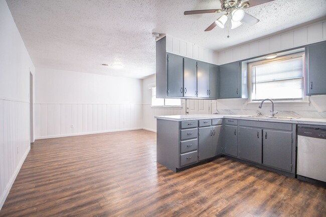 Building Photo - Central Lubbock  2 Bed 2 Bath Home