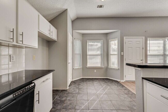 Building Photo - Garden haven 3 bed 2 bath home in H-E-B school district