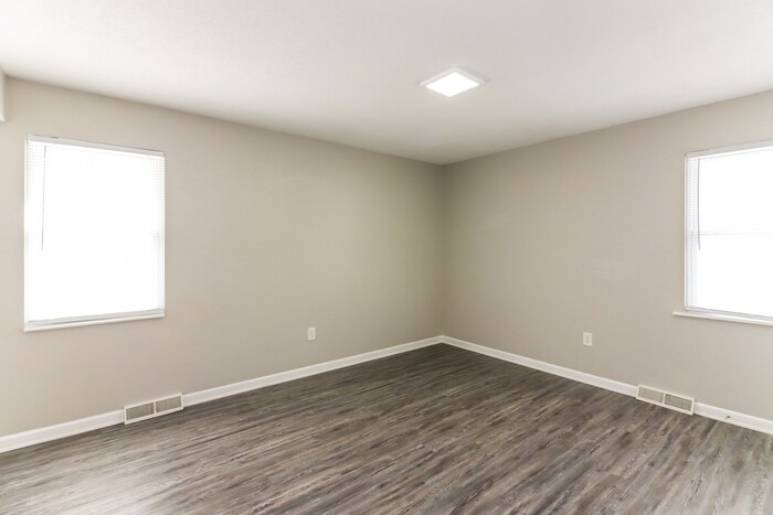 Building Photo - 316 NE Lakeview Dr