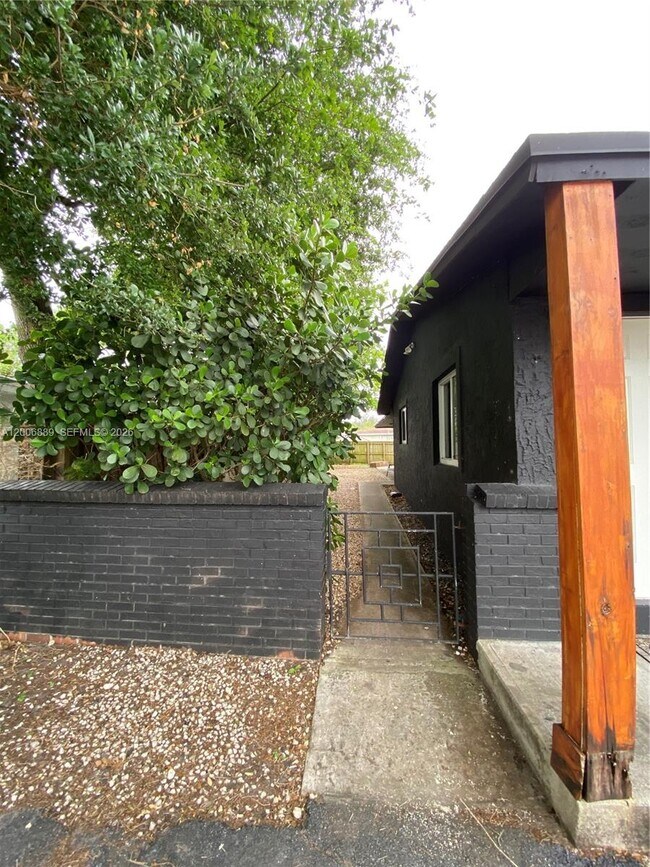 Building Photo - 6132 SW 39th St