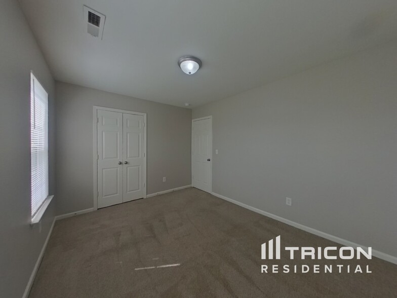 Building Photo - 1513 Crandon Dr
