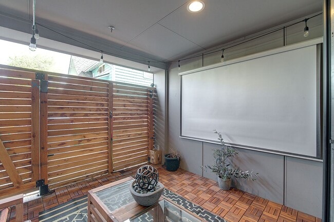 Building Photo - 3Bd/1.5Ba Seattle Townhouse