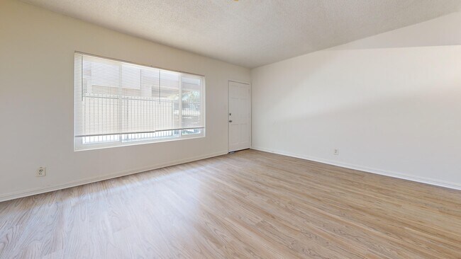 Building Photo - 1835 Pine Ave