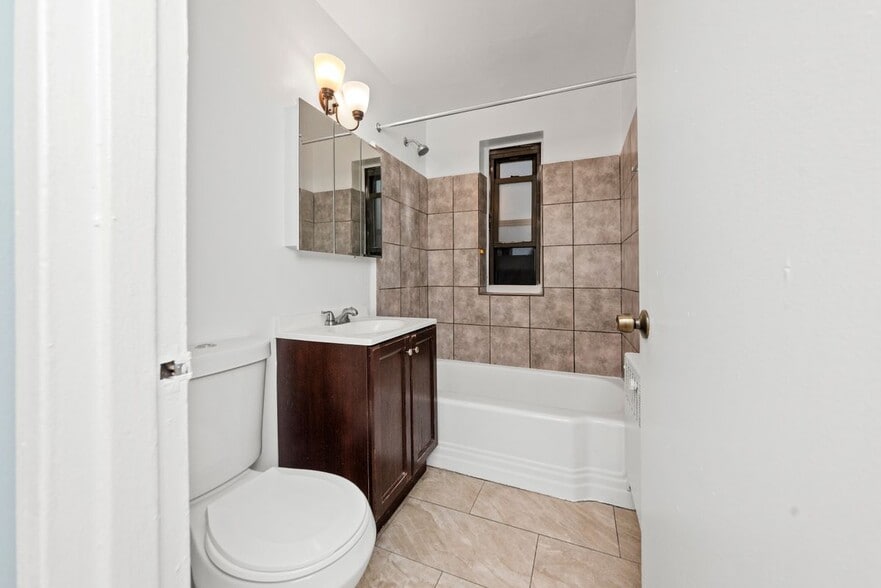 Building Photo - 1360 W Touhy Ave