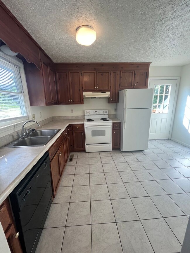 Building Photo - 4 Bedroom 2 Bath Single Family Home