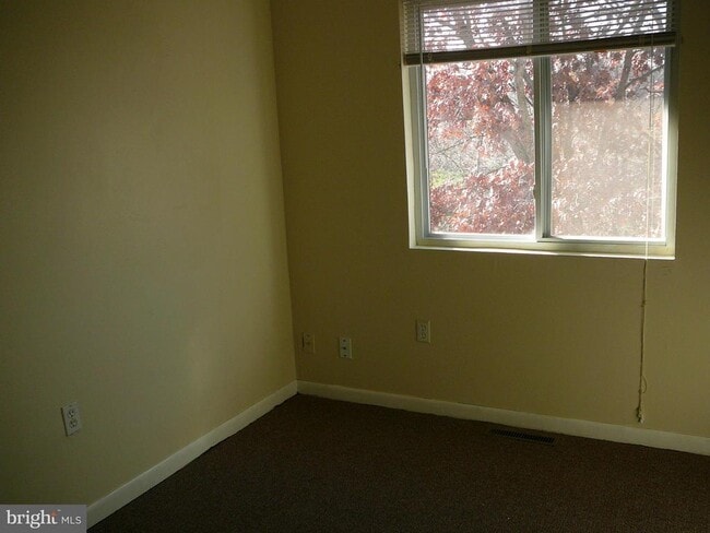 Building Photo - 39 Wayside Ct