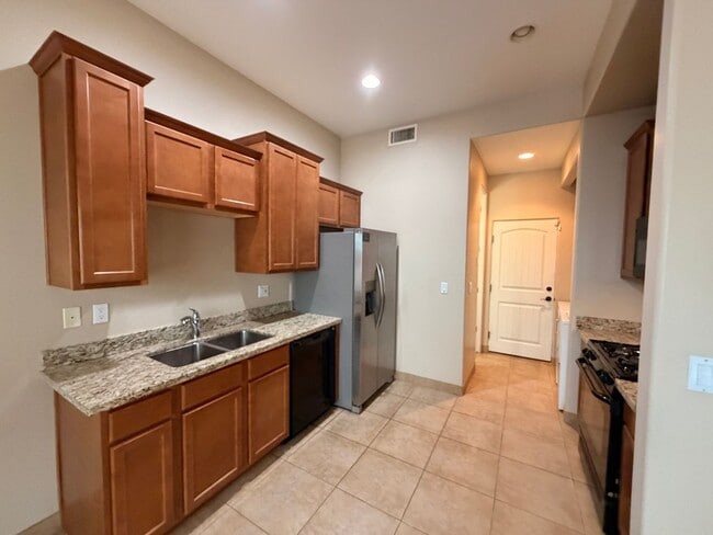 Building Photo - Move-in Special! End Unit *Gated* Downtown Phx Townhome 2 Car Garage!