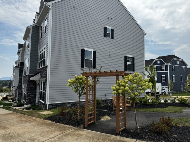 Building Photo - 3 Bed / 2.5 Bath Brand New Townhouse (Avai...