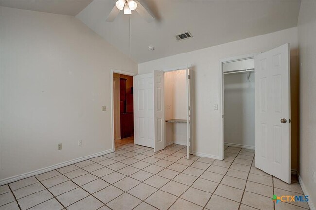 Building Photo - 412 Burleson St