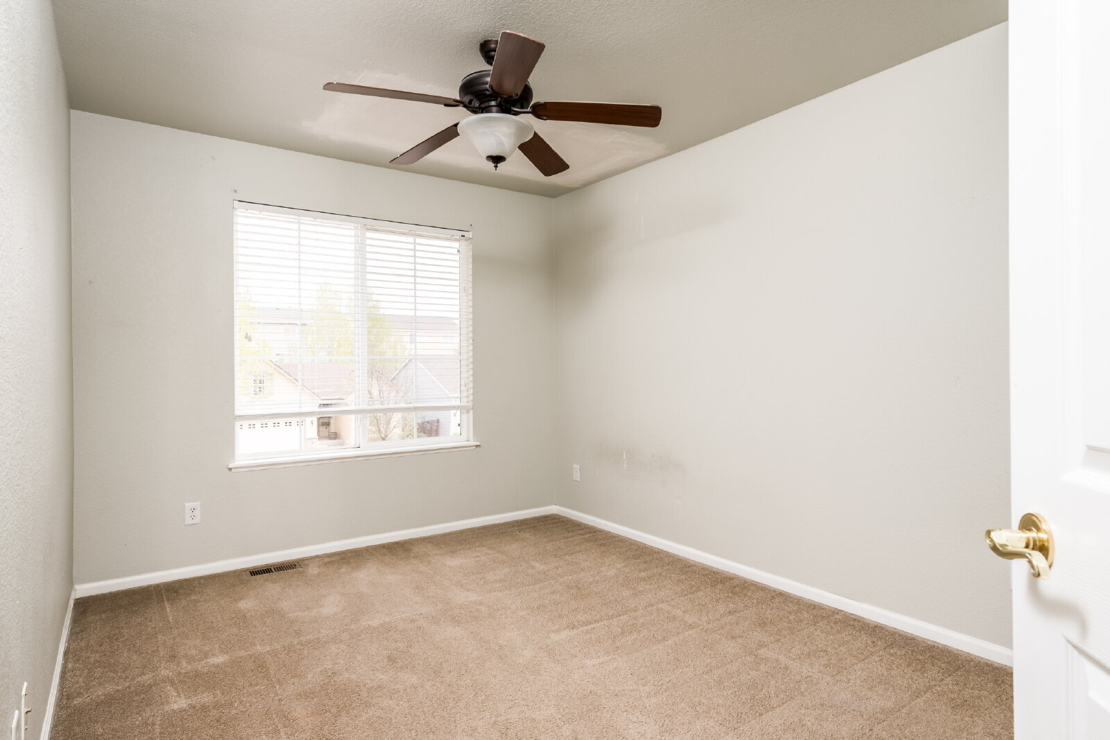 Building Photo - Spacious 3BR Home with Loft & Deck – 15 Mi...