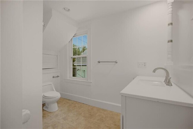 Building Photo - 82 Van Zandt Ave