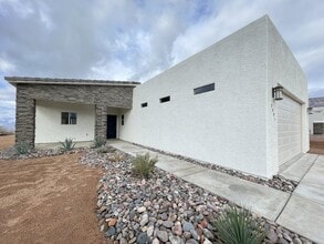 Building Photo - Beautiful Contemporary home with panoramic...