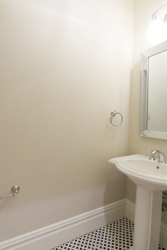 Building Photo - 6bd/3.75ba Seattle Home