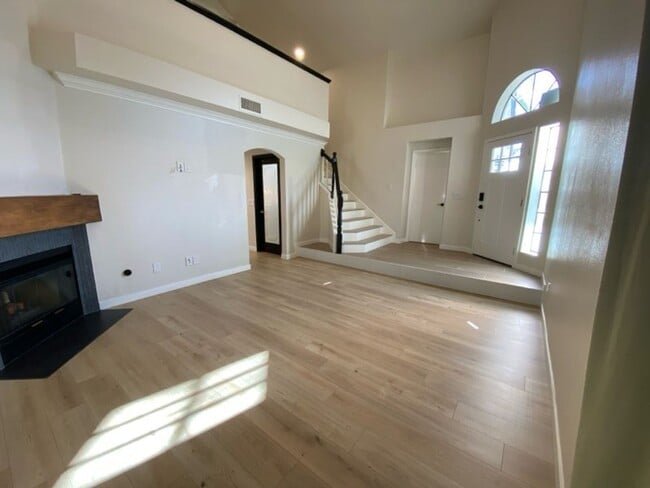 Building Photo - Beautiful 3BD/2.5Bath home within the Rancho Del Oro Village!