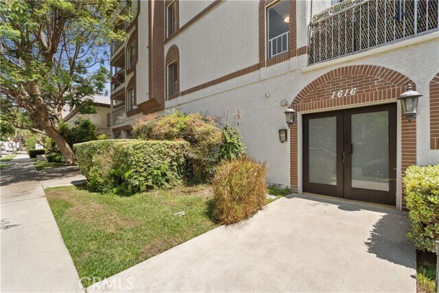 Building Photo - 1616 Granville Ave