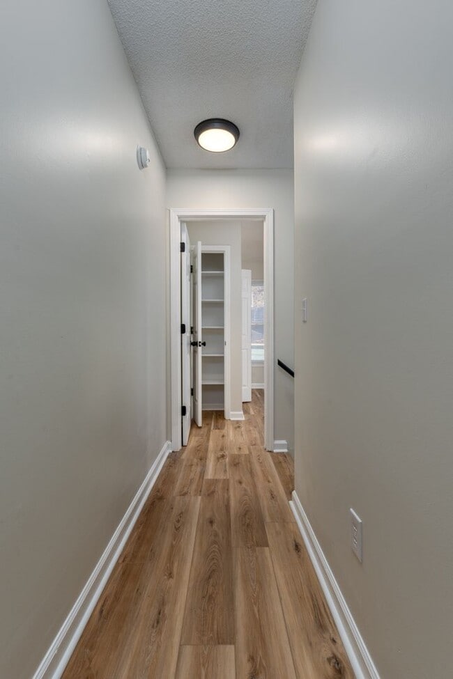 Building Photo - Newly renovated unit close to I-77 and I-20