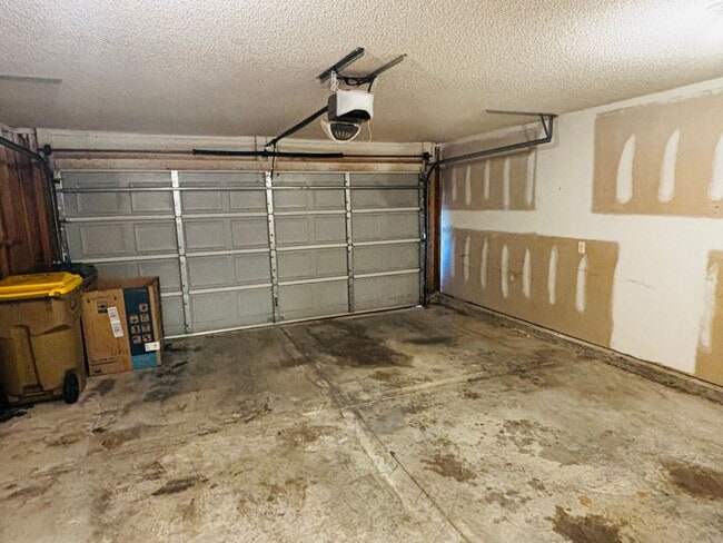 Building Photo - Now Available for Rent – Spacious 3 Bedroo...