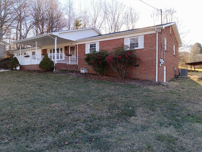 Building Photo - 4 Bedroom / 2.5 Bath Home Johnson City, TN...