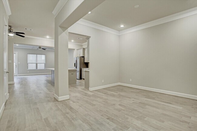 Building Photo - 909 Rhode Pl