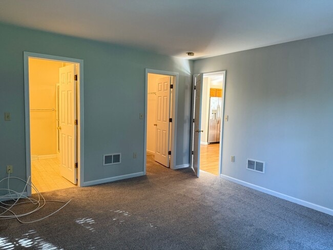 Building Photo - 2 Bedroom 2 Bathroom Townhome In Warwick T...