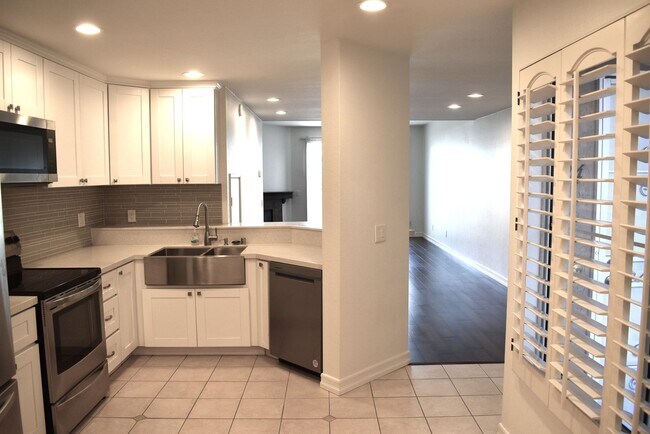 Building Photo - 3 Bedroom Townhome in El Cajon