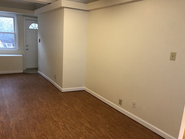 Building Photo - 1st Floor Updated 3 BR Quiet Area Near Bla...