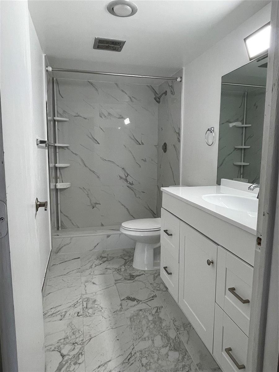 Building Photo - 4158 Inverrary Dr