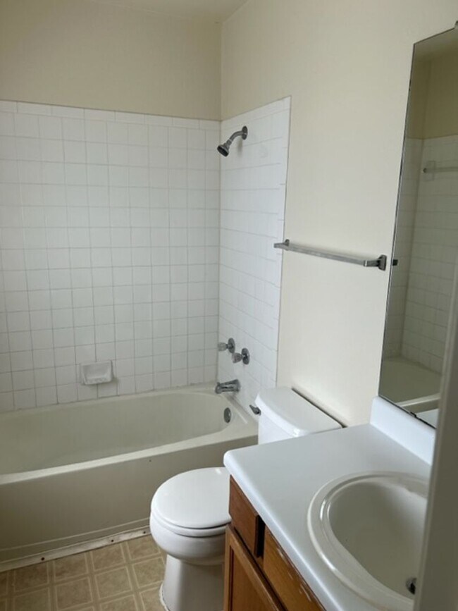 Building Photo - 913