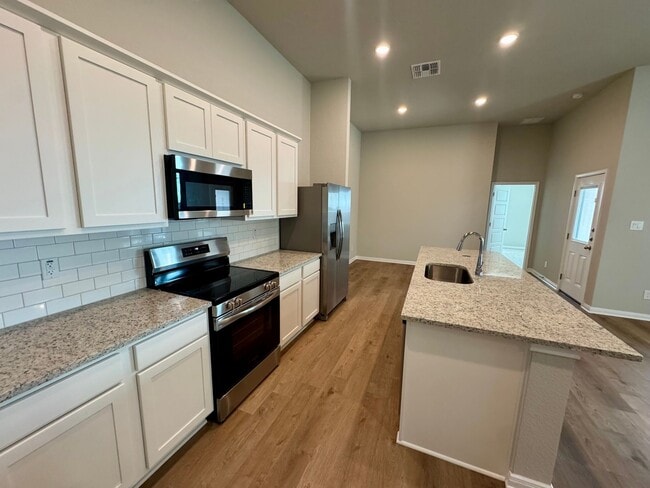 Building Photo - Stunning 4x2.5 Luxury Duplex in Buda, TX!