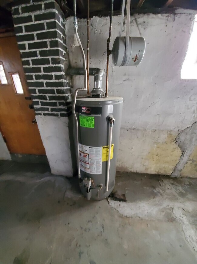 Building Photo - 3 Bedroom Section 8 approved! ASAP move in!