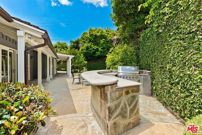Building Photo - 4221 W Toluca Lake Ln