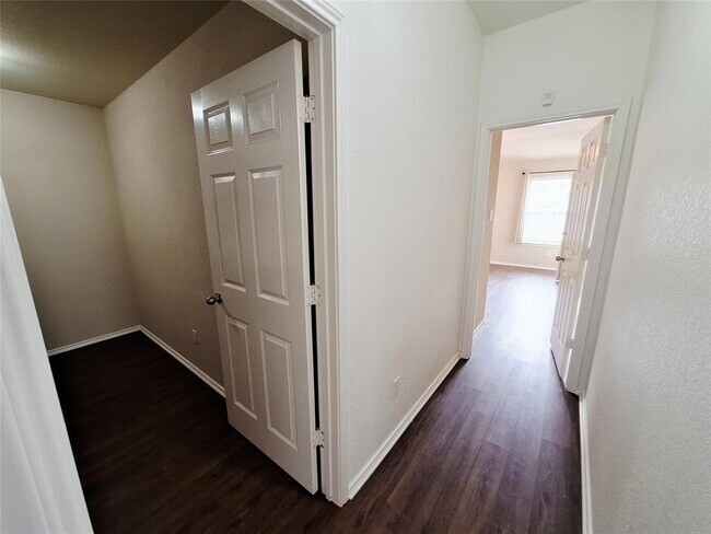 Building Photo - 325 Comal Run