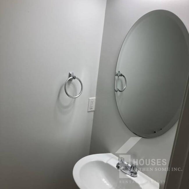 Building Photo - 18 Whitethorn Ln