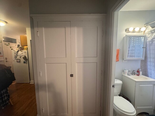 Building Photo - Nice 1 Bed in Quaint Roger's Glenwood District