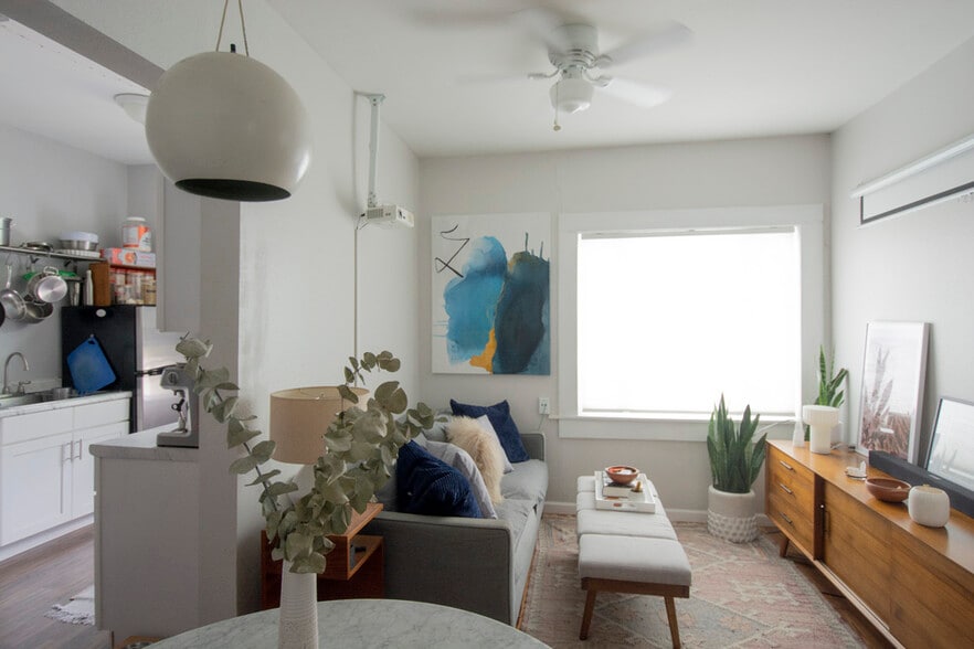 Building Photo - 812 W Russell Pl