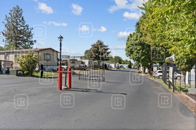 Building Photo - 7800 E Alki Ave