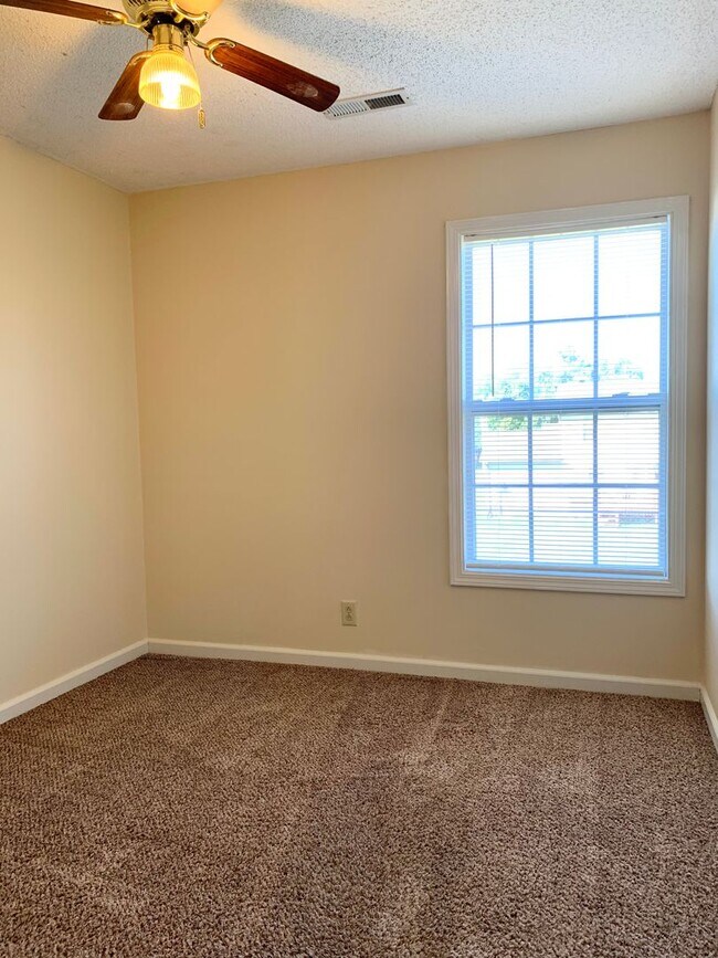 Building Photo - 811 Flyer Ct