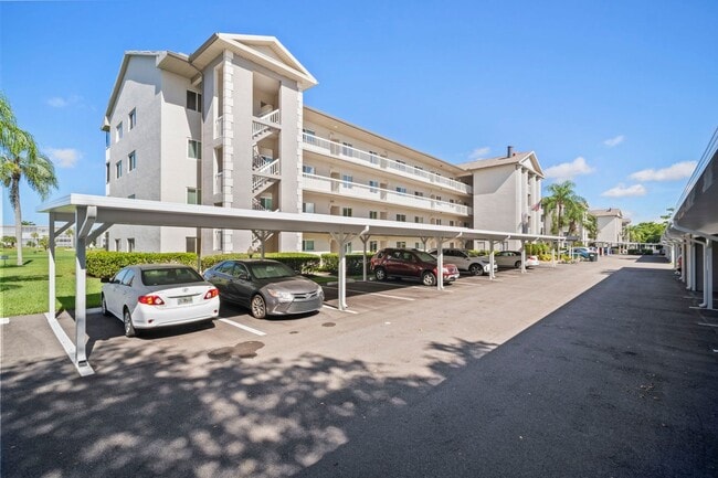 Building Photo - Stunning 2 beds 2 baths condo with lake vi...
