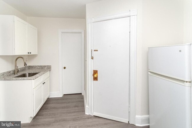 Building Photo - 24 Bank St