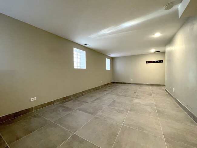 Building Photo - 4324 N Hoyne Ave