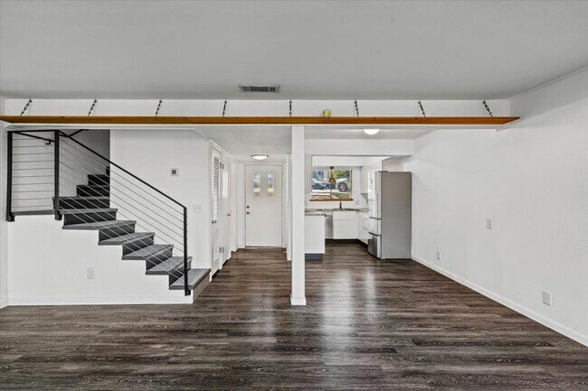Building Photo - 1304 Mariposa Dr