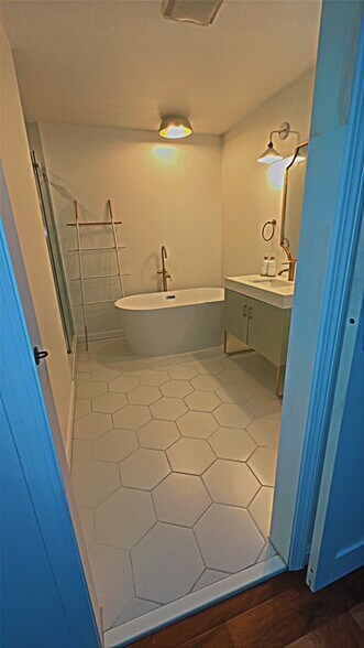 Master Bathroom - 22 Linwood St