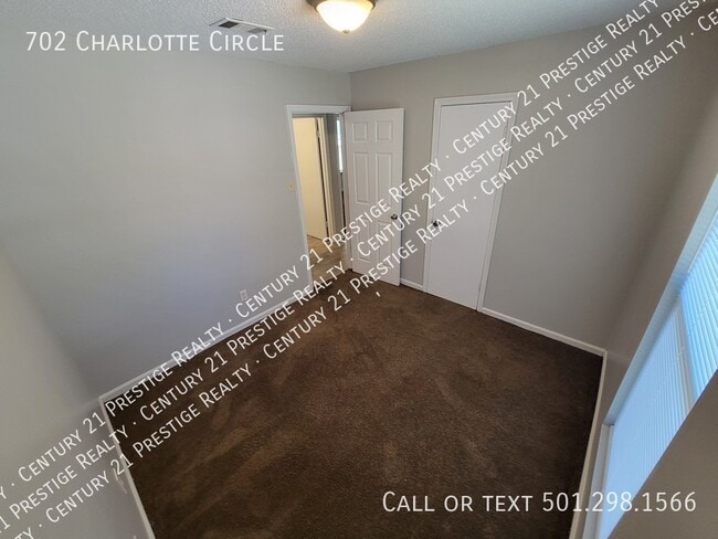 Building Photo - 702 Charlotte Cir